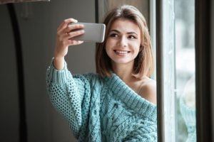 8 mẹo chụp selfie bằng điện thoại đẹp tự nhiên, không cần app chỉnh sửa