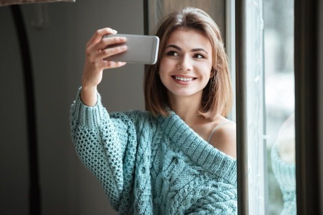 8 mẹo chụp selfie bằng điện thoại đẹp tự nhiên, không cần app chỉnh sửa